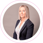 Une femme en tailleur et blazer, professionnelle et élégante. #Corporate
