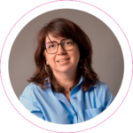 Portrait corporatif d'une femme avec des lunettes et une chemise bleue