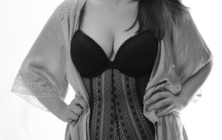 Une femme en lingerie posant pour ne séance de boudoir. Sensuelle et confiante, elle attire tous les regards.