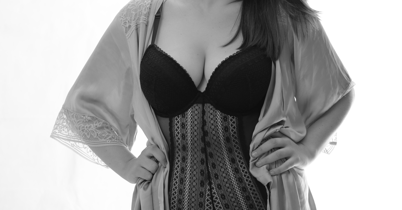 Une femme en lingerie posant pour ne séance de boudoir. Sensuelle et confiante, elle attire tous les regards.