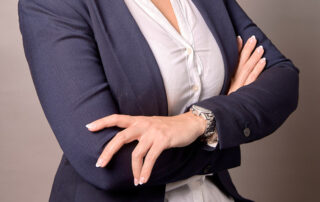 L'importance des ongles soignés - Femme en tailleur assise sur une chaise