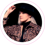 Une femme portant une veste et un chapeau imprimés léopard, en photo portrait de mode