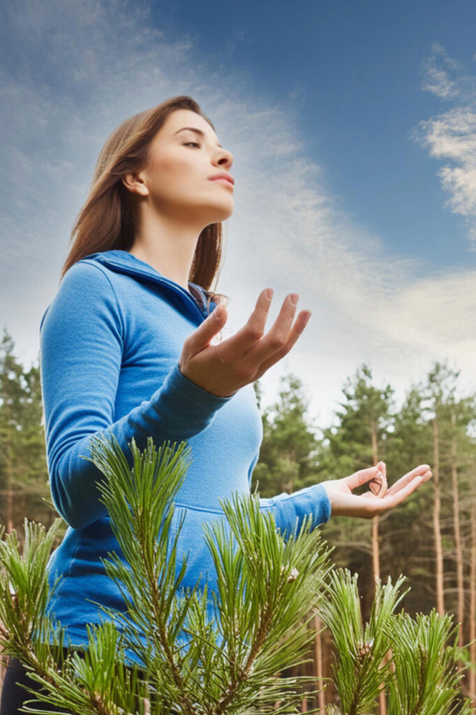 Femme méditant dans la forêt, respiration profonde