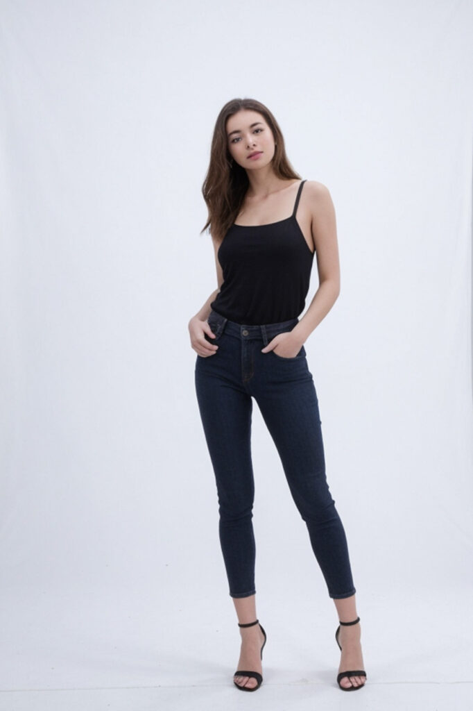 Une femme en jeans et débardeur, modèle débutante.