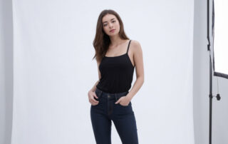 Une femme en jeans et débardeur, modèle débutante.