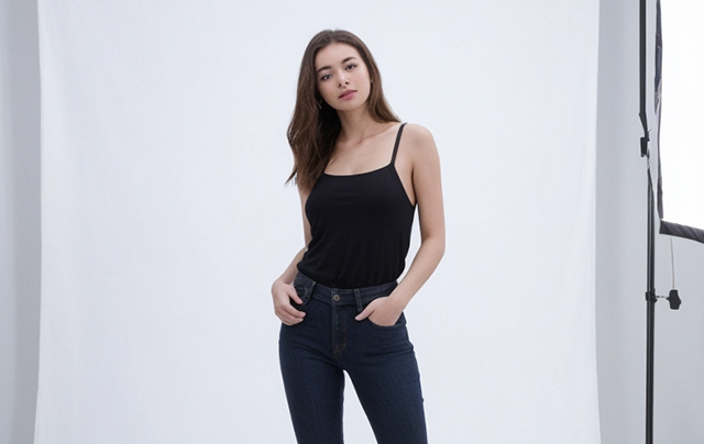 Une femme en jeans et débardeur, modèle débutante.