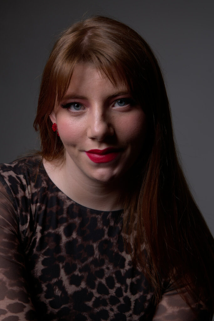 Portrait d'une femme, capturé dans un studio photo dédié à la formation.